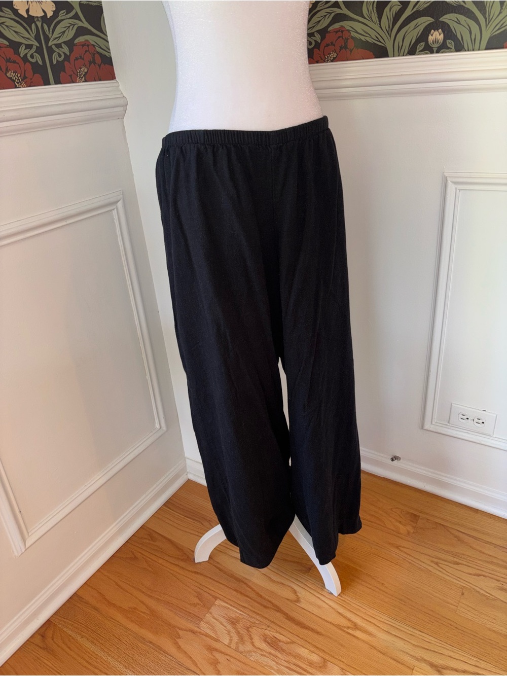 Black Linen Wide Leg Pants – Minimalist Resort Style - Picture 3 of 6
